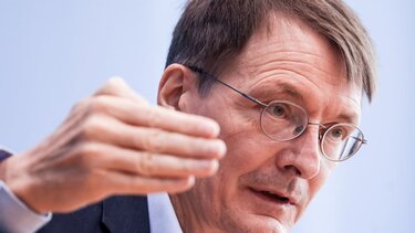 Γερμανός Υπ. Υγείας: Αφελής πεποίθηση ότι η παραλλαγή όμικρον είναι το τέλος της πανδημίας