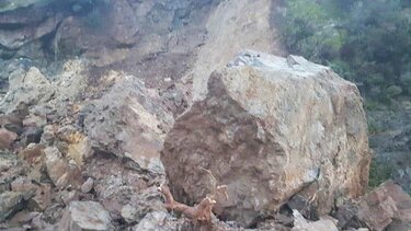 Τεράστιος βράχος έπεσε στο δρόμο της Παλαιόχωρας Χανίων