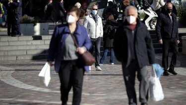 Η έκρηξη κρουσμάτων κορωνοϊού έβαλε φρένο στην χαλάρωση των μέτρων