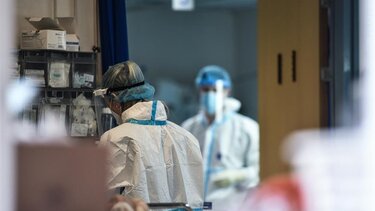 Δύο νέοι θάνατοι από επιπλοκές του κορωνοϊού - "Σταθερή" η πίεση στα νοσοκομεία 