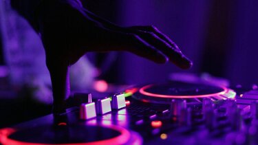 Συνεχίζονται τα «κορωνο-παρτι» σε όλη την Ελλάδα στη σκιά της μετάλλαξης Όμικρον