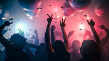 Βαρύ πρόστιμο στον διοργανωτή του πάρτι σε αποθήκη του Μετς