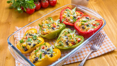 Πιπεριές γεμιστές με κινόα και μαύρα φασόλια