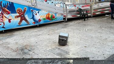 Κίνδυνος το σπασμένο φωτιστικό στην πλατεία