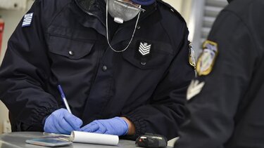 Μάσκες και κάπνισμα έφεραν πρόστιμα