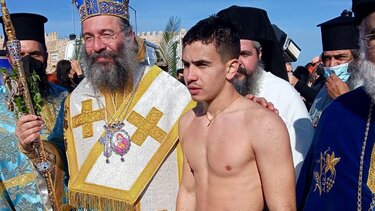 Η βουτιά του Γιάννη, ο σταυρός και η αφιέρωση "στον πατέρα που είναι σε αποστολή"