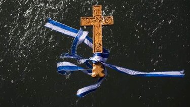 Με αποστάσεις και μάσκες η κατάδυση του Σταυρού, τα Θεοφάνεια