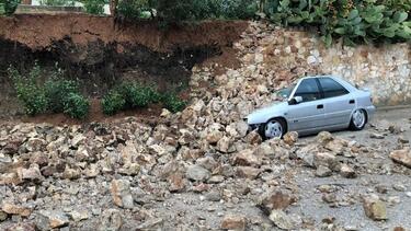 Κακοκαιρία στην Αργολίδα: Κατέρρευσε μάντρα στο Τολό και καταπλάκωσε αυτοκίνητο