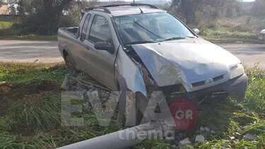 Εύβοια: Σοβαρό τροχαίο στα Ψαχνά – ΙΧ συγκρούστηκε με κολόνα φωτισμού 