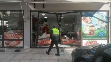 Αυτοκίνητο έπεσε πάνω σε τζαμαρία καταστήματος