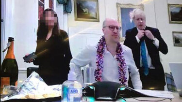 Βρετανία: Στη δημοσιότητα νέα φωτογραφία του Τζόνσον από «κορωνοπάρτι»