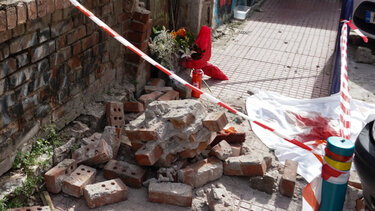 Λουλούδια και ένα κερί στο σημείο που «έφυγε» ο αδικοχαμένος 22χρονος φοιτητής