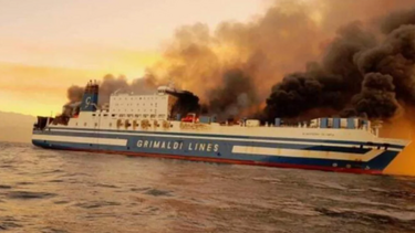 Φωτιά σε πλοίο: Εγκατέλειψαν όλοι με σωσίβιες λέμβους – Ένας ελαφρά τραυματίας