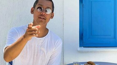 Σωτήρης Κοντιζάς: Συγκινητική φωτογραφία με την κορούλα και τον σκύλο τους