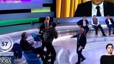 Χαμός στον «αέρα» - Δημοσιογράφος γρονθοκόπησε live φιλορώσο πολιτικό