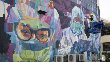 Κορωνοϊός: Η μια μετά την άλλη οι χώρες αίρουν τα περιοριστικά μέτρα