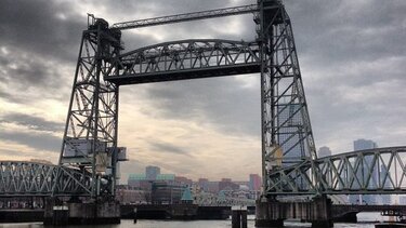  Ιστορική γέφυρα του Ρότερνταμ θα διαλυθεί για τη διέλευση του γιοτ του Τζεφ Μπέζος