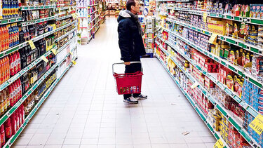 Στο τραπέζι η μείωση ΦΠΑ στα τρόφιμα