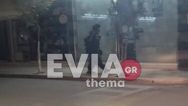 Ο άνδρας με το τσεκούρι εξασκείται σε πολεμικές τέχνες