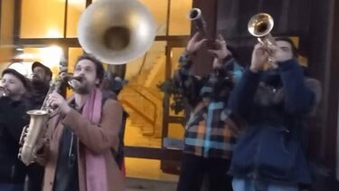 Καντάδα σε γυναίκα που βγήκε από το νοσοκομείο - Δείτε το συγκινητικό βίντεο 