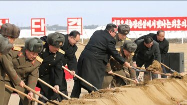 Βόρεια Κορέα: Ο Κιμ Γιονγκ Ουν πήρε το φτυάρι