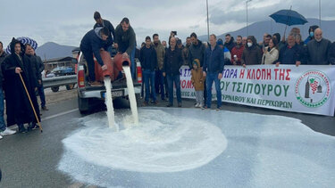 Παραγωγοί από τον Τύρναβο έκλεισαν την Εθνική Οδό Λάρισας – Κοζάνης