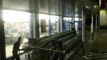 Ο Ρουβίκωνας έσπασε με βαριοπούλες το σούπερ μάρκετ όπου συνελήφθη η ηλικιωμένη