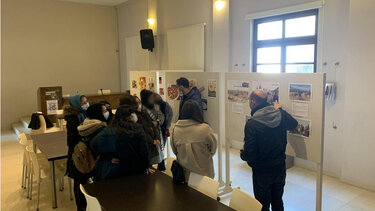 Πρόσφυγες – μαθήτριες του προγράμματος HELIOS επισκέφθηκαν την έκθεση «Πρωτοχρονιές του κόσμου»