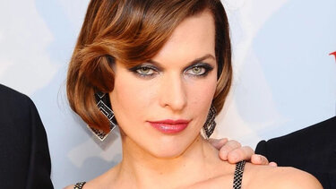 Συντετριμμένη με όλα αυτά που συμβαίνουν στην Ουκρανία η Μίλα Γιόβοβιτς 