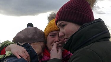 Συγκινεί η έκκληση Ελληνίδας της Μαριούπολης: Να κατέβετε στο Σύνταγμα με ουκρανικές σημαίες