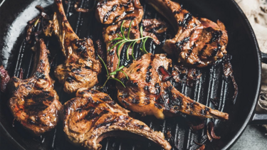 Τσικνοπέμπτη: Πώς να κάνετε τέλεια αρνίσια παϊδάκια