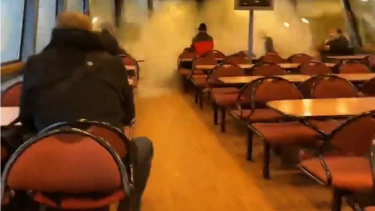 Τρόμος για επιβάτες πλοίου - Κύμα σπάει το παράθυρο και πλημμυρίζει