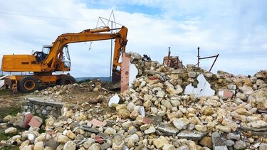 "Τρέχουν" οι εργασίες για την ανοικοδόμηση του Προφήτη Ηλία που κατέρρευσε από τον καταστροφικό σεισμό 