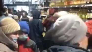 Πόλεμος στην Ουκρανία: Πολίτες αδειάζουν τα ράφια σε σούπερ μάρκετ στη Μαριούπολη