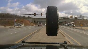 Ένα λάστιχο εμφανίστηκε από το πουθενά και διέλυσε το παρμπρίζ περιπολικού