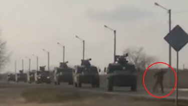 Η συγκλονιστική στιγμή που άνδρας μπαίνει μπροστά από τα ρωσικά τανκς