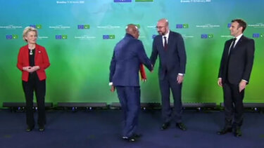 Νέο «sofagate» με πρωταγωνιστή τον ΥΠΕΞ της Ουγκάντας