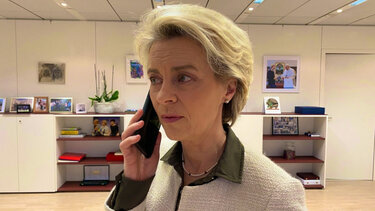 Φον ντερ Λάιεν: Τηλεφωνική επικοινωνία με Ζελένσκι μετά το πακέτο κυρώσεων της ΕΕ στη Ρωσία