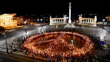 Ουκρανία: Αντιπολεμική διαδήλωση στη Βουδαπέστη – Σχημάτισαν το σήμα της ειρήνης
