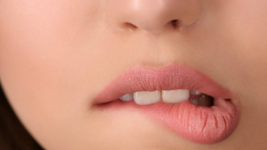 Είδε τον σύντροφό της με άλλη, έπαθε αμόκ και... τον δάγκωσε!