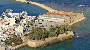 «Ξαναστήνονται» τα ανατολικά ενετικά τείχη των Χανίων