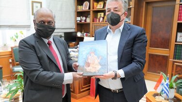 Στην Κρήτη, για πρώτη φορά, ο Ινδός Πρέσβης