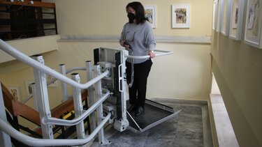 Νέος ανελκυστήρας σκάλας για άτομα με δυσκολίες μετακίνησης στη Δημοτική Βιβλιοθήκη Χανίων