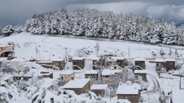 Στα λευκά η Κρήτη - Στο δρόμο τα εκχιονιστικά, κλειστά σχολεία 
