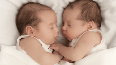 Τα δίδυμα που γεννήθηκαν πρόωρα στο Κίεβο την ημέρα της ρωσικής εισβολής 