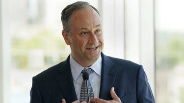 Θετικός στον κορωνοϊό ο σύζυγος της Κάμαλα Χάρις