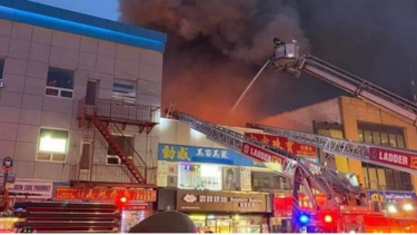 Μεγάλη πυρκαγιά σε εμπορικό κέντρο της Νέας Υόρκης