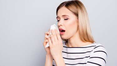 Φτέρνισμα: Γιατί δεν πρέπει να το «πνίγουμε»