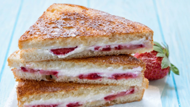 Γαλλικό τοστ με τυρί κρέμα και φράουλες