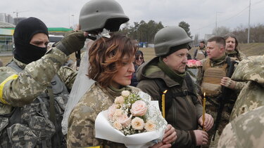 Γάμος στα χαρακώματα: Με παραλλαγή αντί νυφικού και κράνη αντί στεφάνων